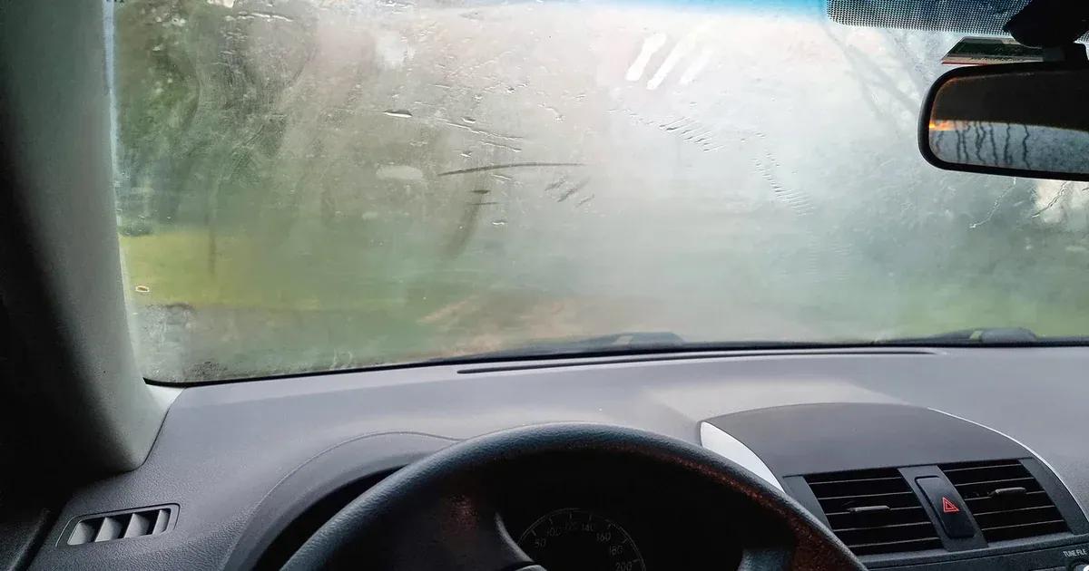 Como Limpiar el Vidrio del Auto por Dentro 