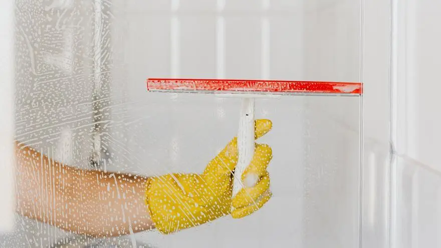 mamparas de vidrio para baño - Cómo limpiar los cristales de la mampara del baño