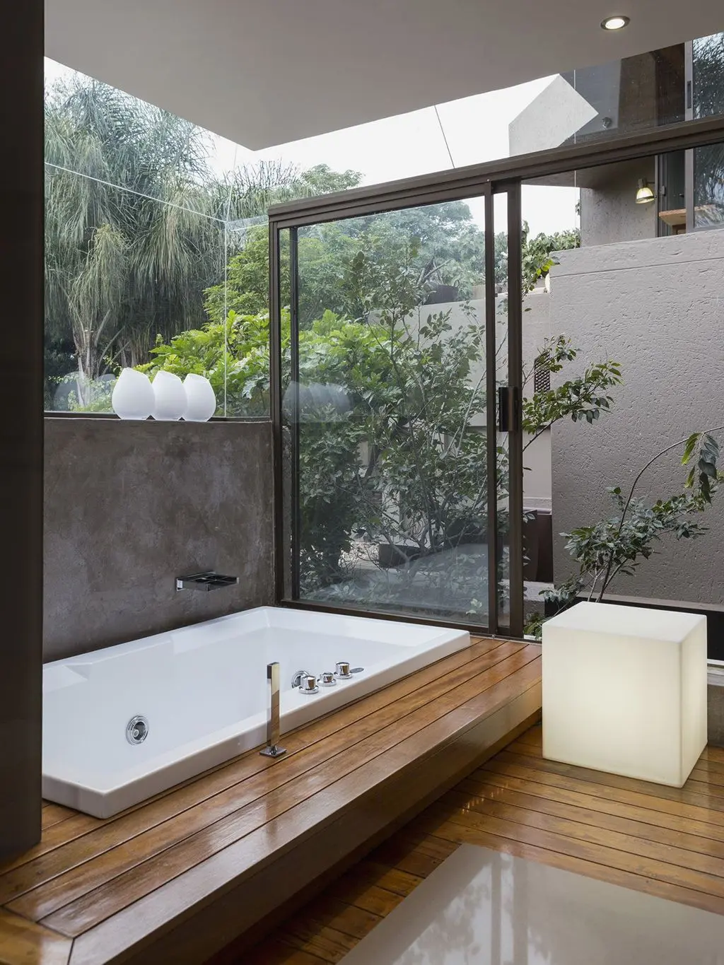 baño con techo de vidrio - Qué poner en el techo del baño para la humedad